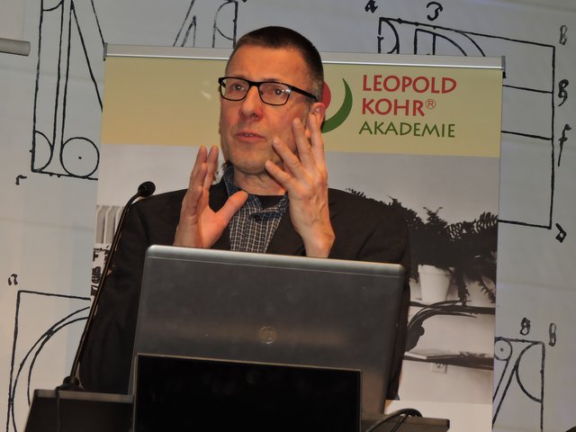 Leopold Kohr-Preisträger und Postwachstumsökonom Niko Paech begeistert die Zuhörer und Zuhörerinnen. Gibt es ein ständiges Wachstum? | Foto: Helmut Mühlbacher