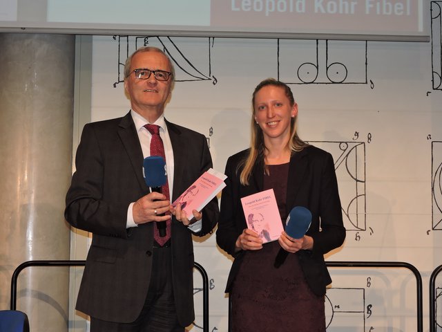 Josef Bruckmoser und Claudia Pfeffer mit der druckfrischen Leopold Kohr-FIBEL. | Foto: Helmut Mühlbacher