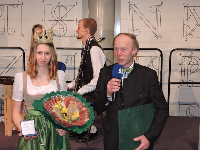 Obmann Franz Keil und Heukönigin Theresa I von der Bio-Heu-Region Trumer Seenland nahmen den Leopold Kohr-Ehrenpreis entgegen.	
 | Foto: Helmut Mühlbacher