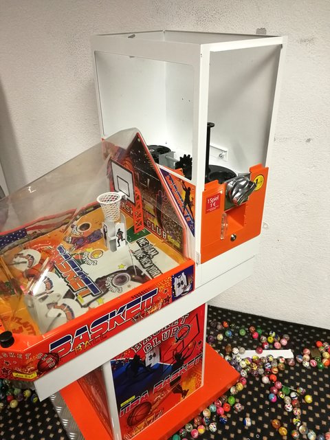 Der Bub steckte mit seiner Hand im Spielautomaten fest. | Foto: ZOOM.TIROL