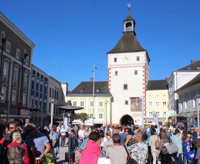 Nach der Eröffnung des renovierten Stadtplatzes im Herbst 2018 sollen die Bürger nun mithelfen, das Zentrum zu beleben. | Foto: Jungwirth