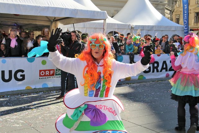 Zucker macht schlank! Ernährungstipp am Grazer Faschingsunzug