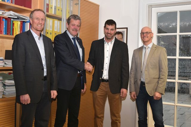 Angelobung: Gemeinderevisor Andreas Walser, BH Dr. Markus Maaß, Vizebgm. Andreas Matt und Bgm. Roland Wechner (v.l.). | Foto: BH Landeck/Spiß