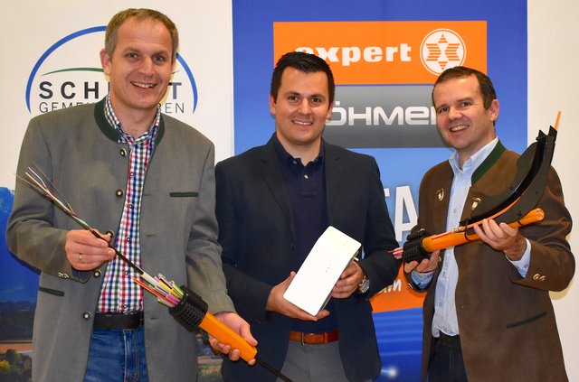 Bürgermeister Christian Mader, Gerhard Nöhmer jun. und Volker Dobringer beim Infoabend in Schlatt (v.l.). | Foto: Gemeinde Schlatt