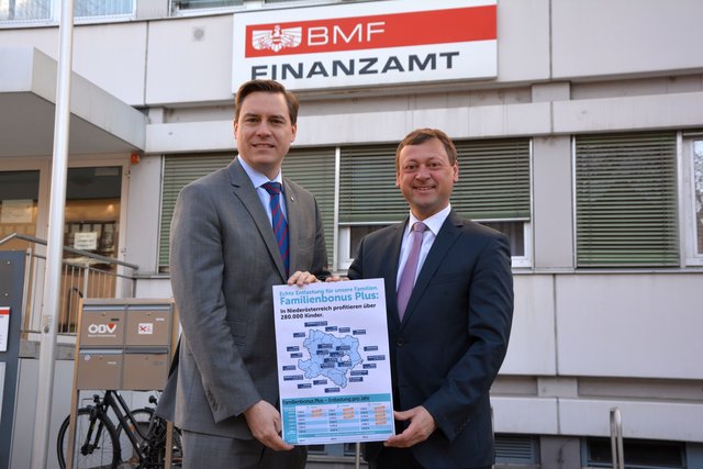 LA Christoph Kaufmann mit NR Johann Höfinger vor dem Tullner Finanzamt.