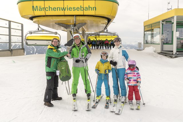 Planai-Mitarbeiter Georg Bretterebner empfing Familie Brost aus Stuttgart als Millionster Fahrgast auf der Märchenwiesebahn.