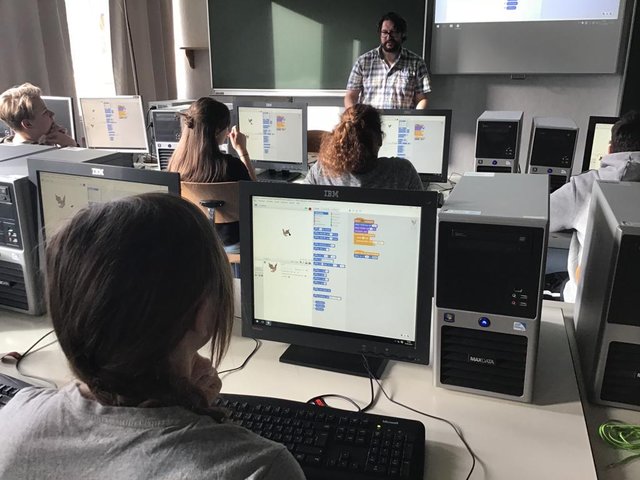 Mit Hilfe von Blockprogrammierung konnten die Jugendlichen innerhalb kürzester Zeit ihr eigenes Computerspiel programmieren. | Foto: NMS Vils