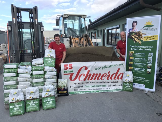 Mit Bio-Sonnenerde hat man weniger Arbeit und muss weniger gießen, da sie Wasser im hohen Maße speichert. | Foto: Schmerda