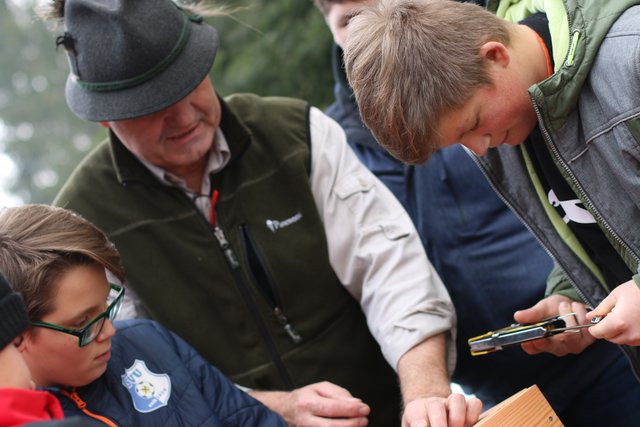 Letzte Arbeiten an den Nisthilfen. | Foto: Höllbacher