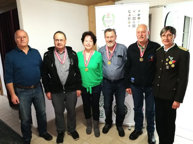 SeniorInnen 3 mit BezSpL Heinrich Thöni (li.) und BezOSM Ingrid Wegscheider (re.).