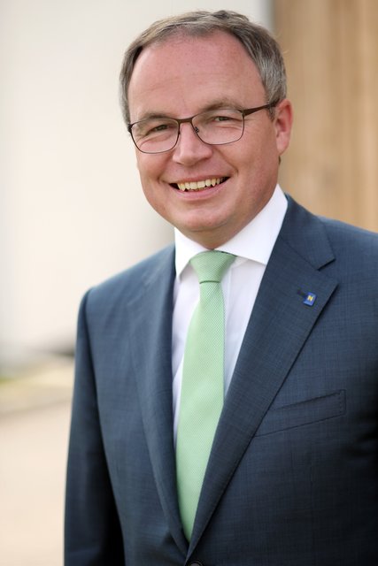 Stephan Pernkopf freut sich auf den Hochgenuss beim Winzer Wedel Cup im Zillertal: Denn zehn „So schmeckt Niederösterreich“-Partnerbetriebe sorgen von 4. bis 7. April für beste Verköstigung. | Foto: Weinfranz