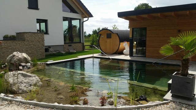 Die Saunafässer werden in Utzenaich gefertigt. | Foto: Strasser Holzbau