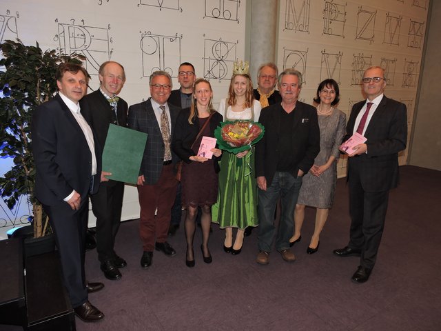 (v. links): Christian Vötter, Leopold Kohr Akademie/Tauriska; Franz Keil, Bio-Heuregion Obmann; Landeshauptmann-Stv. Heinrich Schellhorn; Niko Paech, Postwachstumsökonom; Claudia Pfeffer, Hrsg. Kohr Fibel; Heukönigin Theresa I.; Alfred Winter, Kohr Entdecker; Reinhold Wagnleitner, Historiker; Susanna Vötter-Dankl, Leopold Kohr Akademie/Tauriska und Josef Bruckmoser, Hrsg. Kohr Fibel.

 | Foto: Helmut Mühlbacher