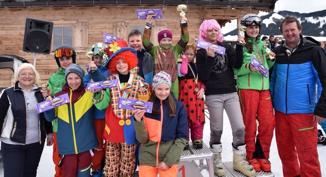 Bürgermeisterin Brigitte Lackner und Gemeinderat Klaus Pirnbacher bei der Kostümprämierung beim Nuaracher Kinder- und Schüler-Skifest