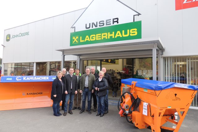 Die Vertreterinnen und Vertreter der Marktgemeinde Wies hat beim Lagerhaus in Wies die neue Gerätschaft für den Winterdienst übernommen.