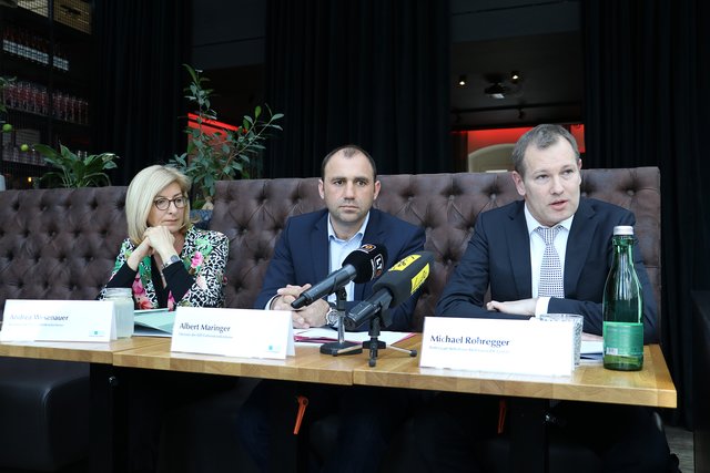 Andrea Wesenauer (OÖGKK-Direktorin), Albert Maringer (OÖGKK-Obmann) und Anwalt Michael Rohregger.  | Foto: OÖGKK