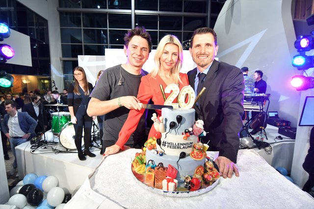 Musiker Julian Le Play, Moderatorin Cathy Zimmermann und Millennium City Manager Hermann Jahn 