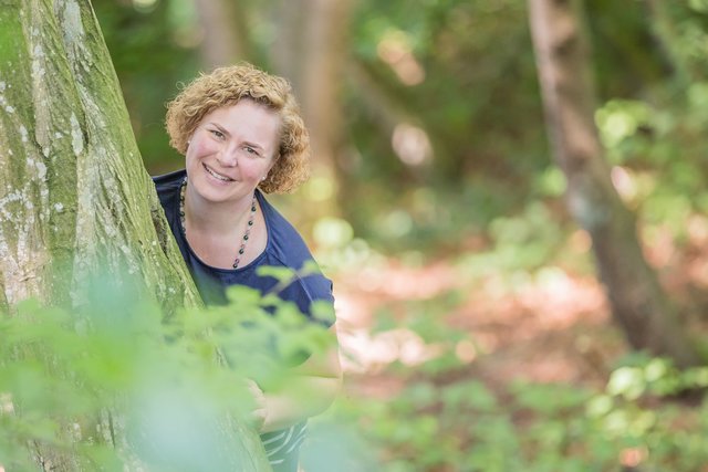 Daniela Moser ist Pflanzenexpertin und bringt Interessierten die Naturapotheke in Kursen näher.  | Foto: Heilpflanze.at