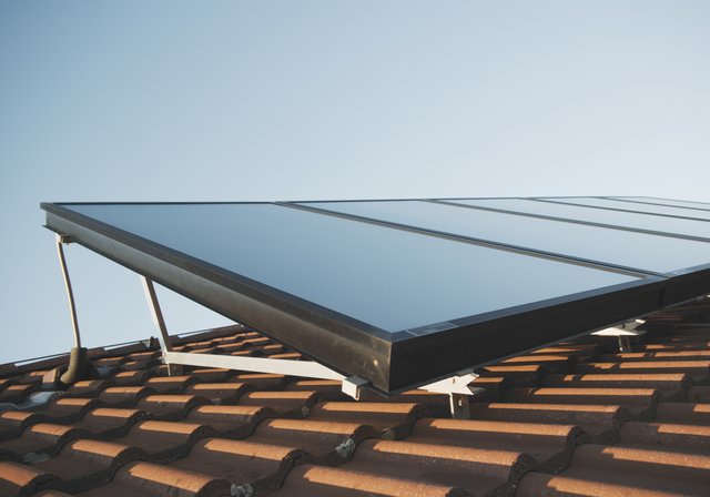 Die Anlagen können fast überall, vom Steildach über Flachdach und Fassade bis hin zum Garten, installiert werden. | Foto: MEV