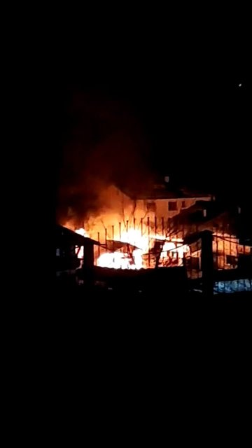 Durch die Nähe zu Wohnhäusern bestand die Gefahr des Übergreifens der Flammen. | Foto: Zoom Tirol