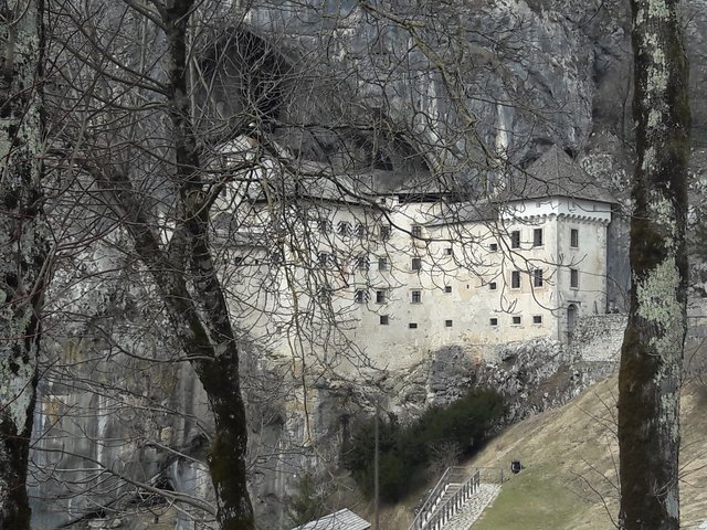 Photo: Höhlenburg Postjama