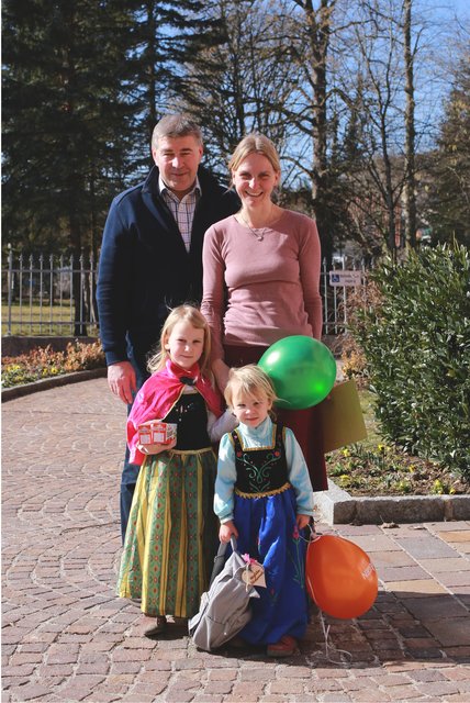 Die kleine Siegerin Gwendolen mit Schwester, Mama und Bürgermeister Gerald Augustin | Foto: Julia Dirngrabner/Gemeinde Grünburg