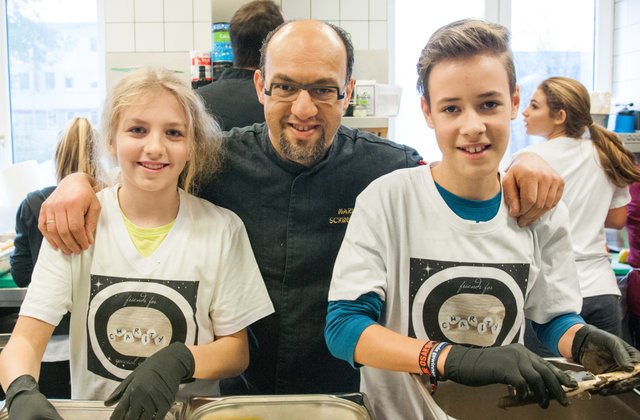 Mario Schneider kocht mit Kindern für bedürftige Kinder am 16. März im Hotel Mörbischerhof in Mörbisch.