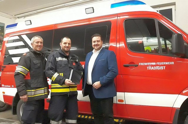 Ober-Brandinspektor Andreas Veitinger, Brandinspektor Franz Schmid und Sponsor Herbert Gödel. | Foto: FF Tradigist