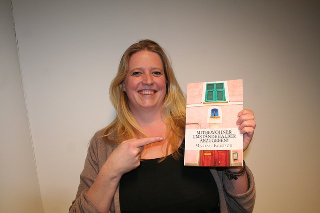 Maria Eder mit ihrem ersten Buch (2017)