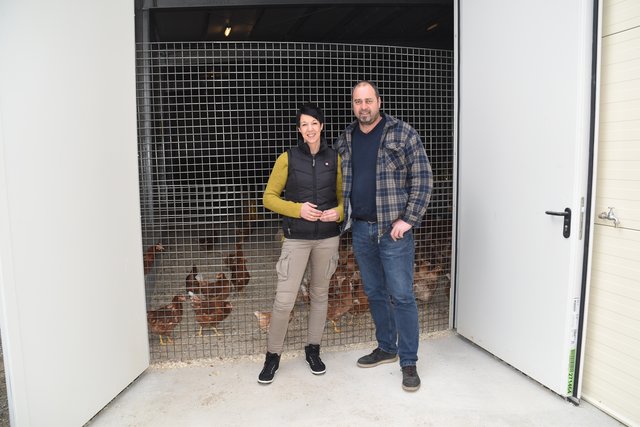 Heidi und Hans Unterlerchner mit ihrem neuen Hühnerstall und den "Mädls"