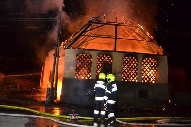 Kameraden der FF Althofen, FF Kappel und FF Guttaring verhinderten ein Übergreifen der Flammen und konnten den Brand löschen | Foto: FF Althofen (4)