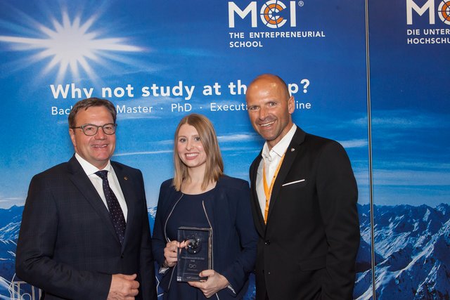 Tirols Landeshauptmann zählte zu den ersten Gratulanten (v.l.): LH Günther Platter, Preisträgerin Christina Mayr und Hubert Siller (Leiter MCI-Tourismus). | Foto: MCI