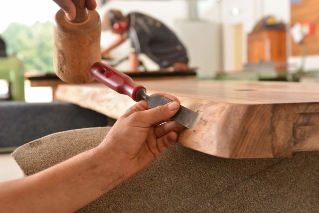 Mit viel Liebe und Handarbeit werden die Tische in Perwang gefertigt.  | Foto: StammDesign