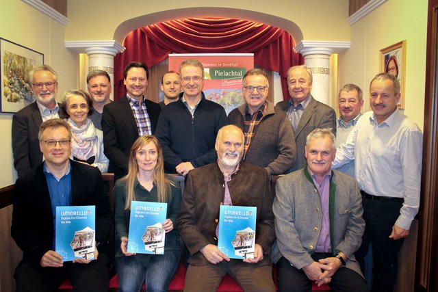 FH-Professor Johannes Pflegerl, Edith Kendler, Bürgermeister Kurt Wittmann, Bürgermeister Anton Gonaus; Gerhard Hackner, Sabine Klimitsch, Vize-Bürgermeister Wolfgang Grünbichler, Bürgermeister Rainer Handlfinger, Florian Zahorka, Bürgermeister Peter Kalteis, Bürgermeister Franz Größbacher, Bürgermeister Ernst Kulovits, Engelbert Fahrngruber und Vize-Bürgermeister Franz Singer.