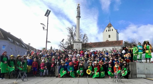 Die Faschingsnarren der VS Weizberg drangen mit Pauken und Trompeten in die Stadt Weiz ein.