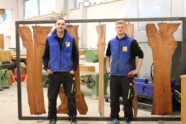 Daniel Calix aus Neumarkt/Wallersee und Fabian Nobis aus Munderfing arbeiten an den Unikattischen bei StammDesign in Perwang am Grabensee.  | Foto: Höllbacher