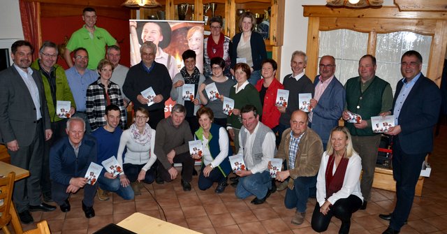 Mit Optimismus in die Zukunft: Die Teilnehmer der Mitgliederversammlung der ARGE Panoramahöhenweg beim Windhagerwirt mit den Ortschefs Werner Krammer (Waidhofen/Ybbs), Claudia Fuchsluger (Randegg), Gerhard Lueger (Ybbsitz) und Thomas Raidl (Sonntagberg).
