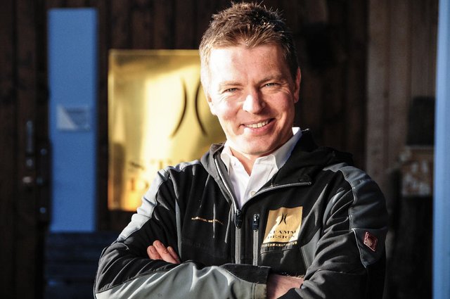 Raimund Sandhoff fertigt in Perwang am Grabensee Tische aus ganzen Holzstämmen an.  | Foto: StammDesign