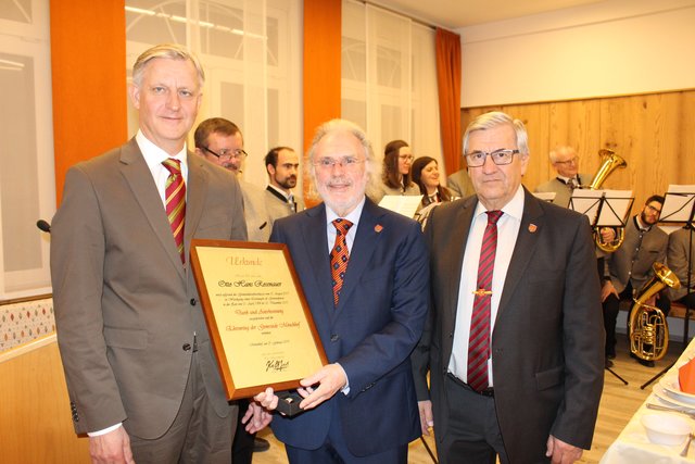 Vizebgm. Raimund Burjan, Dr. med. univ. Otto Rosenauer und Bgm. Josef Kolby bei der Ehrenringverleihung.