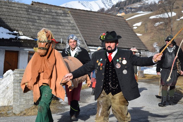 rechts: Rossknecht Erwin Siebenhofer mit seinem Pferd, dass er an die Bevölkerung "verkaufte".