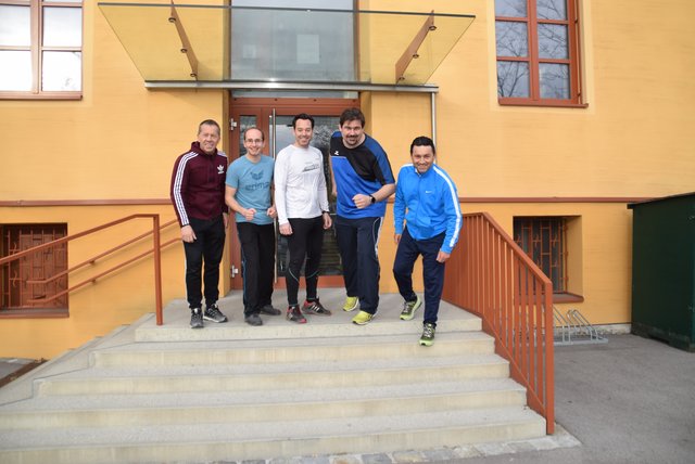 Die Gemeinderäte Michael Seda, Albrecht Oppitz, Andreas Kirnberger, Savic Rodoljub sowie Bürgermeister Stefan Steinbichler sind bereit für die Sport-Challenge.
