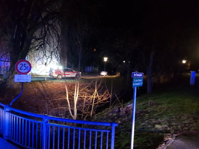 Die FF Vöcklabruck rettete in der Nach eine Frau aus dem Dießenbach.