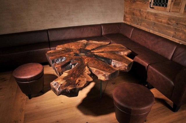 Aus einer Wurzel entsteht ein Tisch. | Foto: StammDesign