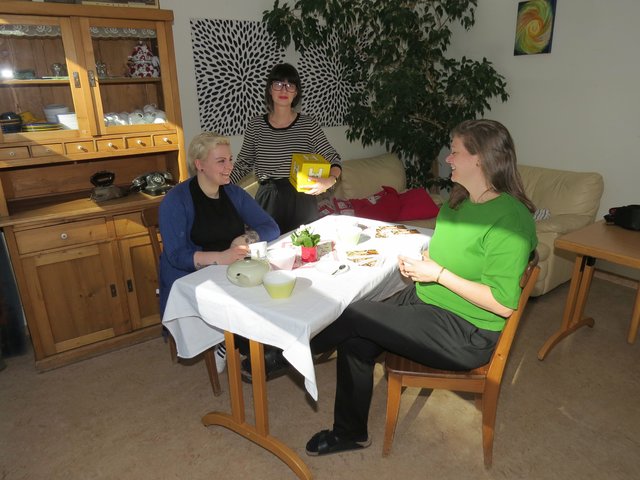 Iris Heinrich (m.) begrüßt Teilnehmer zum ersten Speedfriending, um leichter soziale Kontakte knüpfen zu können.