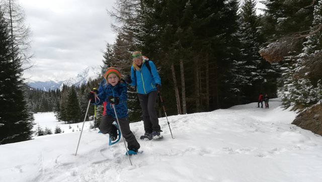 Die Zwergelen hatten viel Spaß im Schnee bei der Schneeschuhwanderung von Plattenrain zur Hochaster Alm. | Foto: AV-Jugend Imst