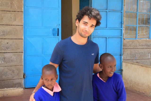 Daniel Nachum mit Kindern im Emali.