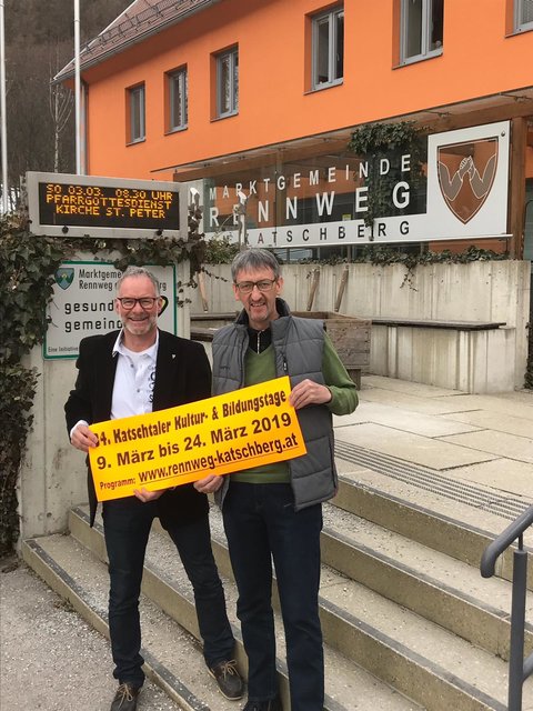 Von links nach rechts: Kulturausschussobmann Vzbgm. Hans Ramsbacher (Organisation) und Diakon Adolf Wirnsberger (Kath. Bildungswerk-Mitveranstalter).