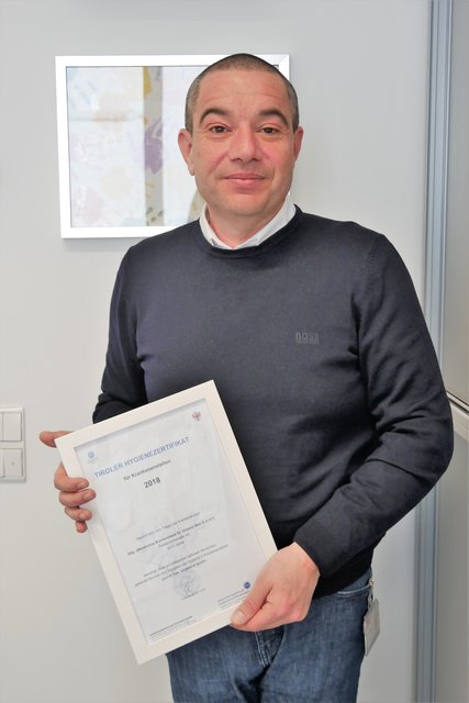 Das Hygienezertifikat wurde 2018 erstmals von der Sektion für Hygiene und Medizinische Mikrobiologie der Universität Innsbruck verliehen. Das Krankenhaus St. Vinzenz Zams wurde als eine von wenigen Krankenanstalten in Tirol damit ausgezeichnet.
