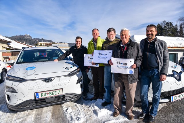 "Beecar"-Projektleiter Martin Tschurtschenthaler, die drei Gewinner Klaus Seissl, Johann Eder und Erich Pfister mit Peter Holzknecht, dem Obmann des Kufsteiner Bienenzuchtvereins (v.l.).