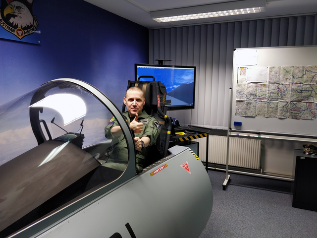 Gerhard Lück, ViennaFlight-Geschäftsführer, ist für die Präsentation des neuen Jets in einen Kampfpilotenanzug geschlüpft. | Foto: Patrick Krammer